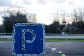 Panneau parking usé bleu en métal