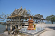 Buddhistische Gedenkstätte an Strand in Thailand