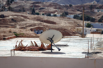 Canvas Print - Satellite dish on a roof of house in Matmata city, Kebili Governorate, Tunisia