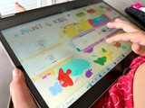 Fototapeta  - Criança desenhando no computador com desenhos digital.