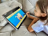 Fototapeta  - Criança desenhando no computador com desenhos digital.