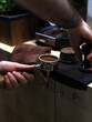 barista trabajando el café con prensador y filtro de cafetera