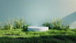 Mise en scène minimaliste : Un podium en béton brut sur fond de verdure rase