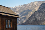 Fototapeta Sawanna - Casa de madera sobre un lago y la montaña de fondo