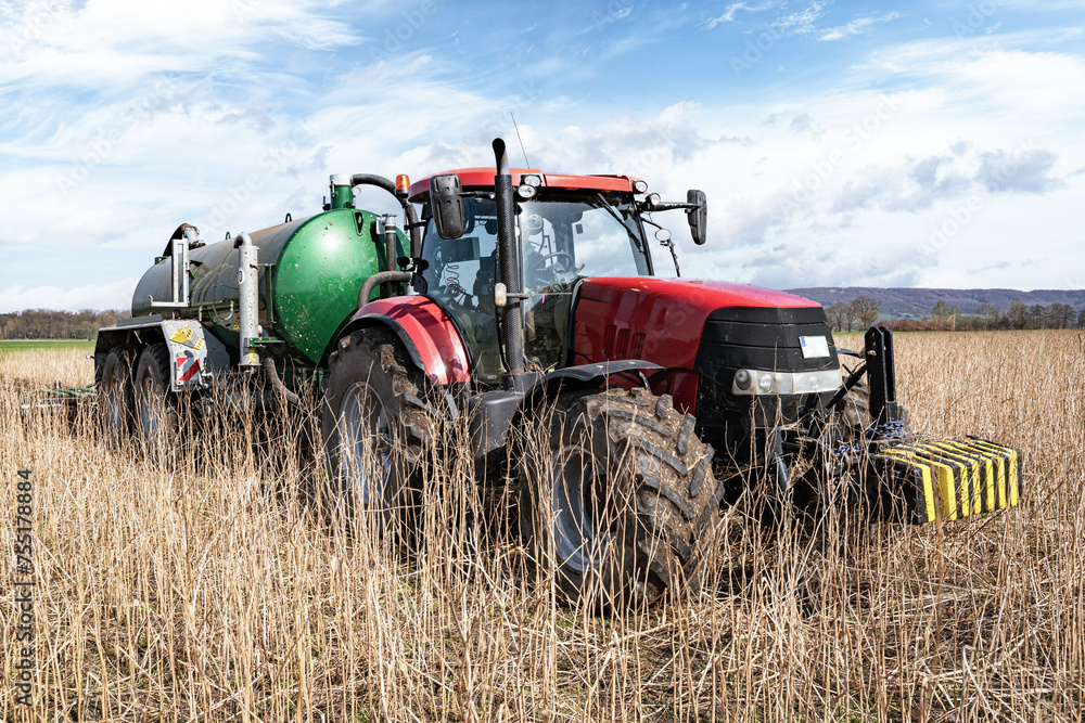 Ausbringung von Gärresten und Gülle einer Biogasanlage im Frühjahr auf ...