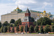 Edificios e iglesias del Kremlin desde una de las orillas del río Moskva en el centro histórico de la ciudad de Moscú