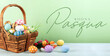 Sfondo verde di buona Pasqua con uova di Pasqua dipinte in un cestino disposto sul tavolo rustico in legno. Spazio a disposizione per il testo.