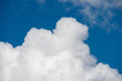 © MrLindberg - Underbara moln målar himlen med en himmelsk duk. Pissiga cirrusmoln, som fjädrar, dansar högt ovanför och fångar solljus. Cumulusmoln liknar sockervadd, fluffiga och inbjudande.