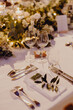 table de mariage décorée de fleurs