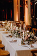 élégante table de réception décorée de bougies et de fleurs