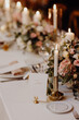 Table décorée de bougies et de bouquets de fleurs