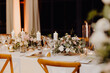 Table de réception décorée de fleurs et de bougie