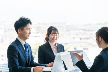 Poster - 企業の会議室で会議・ミーティング・打ち合わせ・商談をする男女の会社員・ビジネスマン
