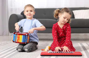 Canvas Print - Little children playing toy musical instruments at home