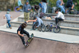 Fototapeta Londyn - skate boarder in a skate park