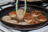 Fototapeta  - Kotlety mielone z wieprzowiny smażone na gorącym oleju rzepakowym na patelni 