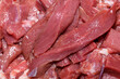 Czerwone surowe mięso z dzika pokrojone na kawałki z bliska 