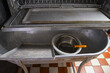 Spülmaschine und schmutzige Backutensilien in einer Wanne in einer Bäckerei
