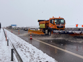 Winterdienst im Einsatz auf der Autobahn