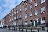 Fototapeta Big Ben - Row of 18th century brick townhouses on cobblestoned street in Dublin