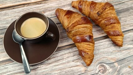 Wall Mural - croissants et café, en gros plan, sur une table