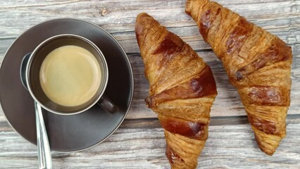 Wall Mural - croissants et café, en gros plan, sur une table