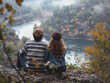 Ein junges Paar sitzt auf einem Aussichtspunkt mit Blick auf einen Fluss oder Flussschleife und genießt den Ausblick