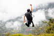 © Yoel Garay - Turista con gorra y mochila Saltando hacia lo Desconocido Aventura en la Naturaleza, concepto de viaje éxitos ,libertad, concepto de viaje, estilo de vida saludable