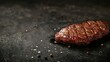 © Charlie - 텍스트나 제품을 배치할 수 있는 공간이 있는 빈 어두운 배경에 완벽하게 구워지고 육즙이 풍부한 스테이크입니다. 초점은 검은색 표면에 대비하여 질감을 강조하기 위해 고기의 가장자리에 날카롭습니다. 흩뿌려진 후추 스프레이 몇 개가 장면에 대비와 깊이를 더합니다. 매크로 렌즈로 근접 촬영하여 쇠고기와 주변 환경의 모든 세부 사항을 포착합니다.