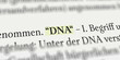 Das Wort DNA im Buch mit Textmarker markiert