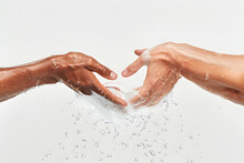 Gemeinsam Gesund: Sich Gegenseitig Waschende Hände Für Hygiene Und Prävention