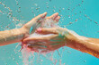 Gemeinsame Sauberkeit: Hände waschen sich gegenseitig für Gesundheit und Hygiene