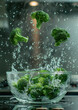 Lluvia de brócoli, olla de vidrio con agua, para hacer una crema de verduras, dieta sana, nutritiva, natural, sin añadidos químicos, conversarlo por mas tiempo, recetas de la abuela, fotografía gastro