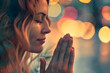 Innere Einkehr: Frau betet in spiritueller Andacht