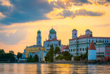 Fototapeta Krajobraz - Die Stadt Passau mit Fluss Inn und Dom am Abend im Sommer