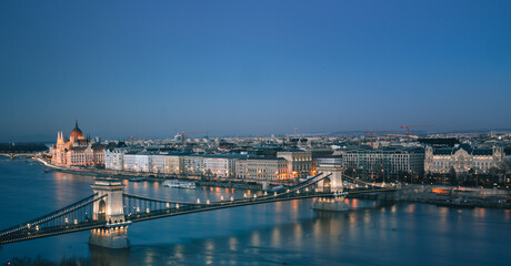 Wall Mural - Chain Bridge and the Parliament in Budapest in blue hour