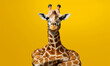 Giraffe mit verschränkten Armen: Wenn stolze Höhe auf muskulöse Arme trifft - Eine tierisch coole Pose!