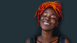 Porträt einer jungen schwarzen Frau mit zufriedenem Lächeln und leuchtend orangefarbenen Dreadlocks.