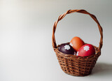 Fototapeta Tęcza - Cesta de Pascua con huevos sobre fondo blanco.