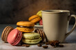 Macarons colorés assortis avec une tasse à café. Photographie culinaire
