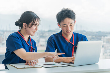 Poster - カンファレンス・申し送りを行う医師・研修医・ドクターの若い男女
