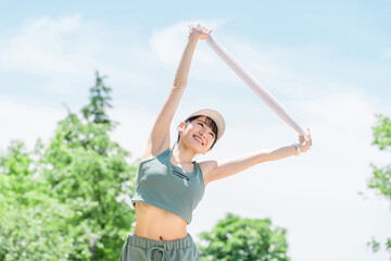 Wall Mural - 公園で運動・トレーニング・ウォーキング・ストレッチする女性(タオル・発汗・デトックス)
