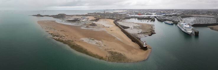 Wall Mural - vue aérienne panoramique du phénomène de grande marée au dessus de saint malo en Bretagne en mars 2024