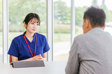 Poster - カウンセリング・問診・診察をするカウンセラー・理学療法士の女性（リハビリ・介護・ケアプラン）
