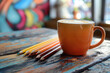 Kaffee auf einem Tisch mit Farbstiften