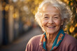 Strahlende Seniorin genießt den Herbsttag – Lebensfreude im goldenen Alter