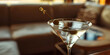 Taça de Martini com líquido transparente e azeitona em palito
