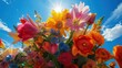 Bukiet kwiatów wzniesiony w niebo na tle słońca. Kwiaty są różnorodne i kolorowe, tworzą wiosenną kompozycję.