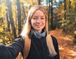 junge Frau macht Selfie im Wald