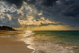 Fototapeta Fototapety do pokoju - Zachód słońca, plaża i widok na ocean, krajobraz,